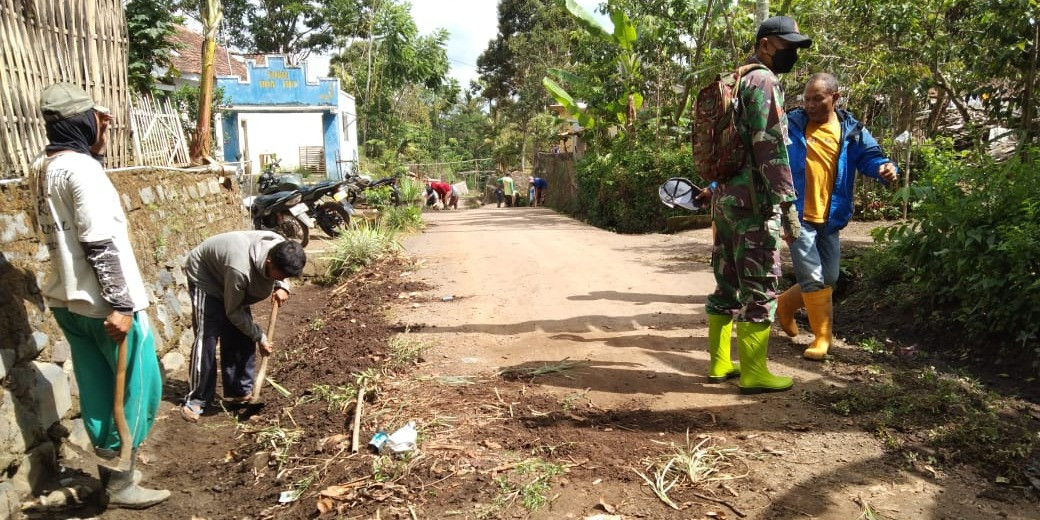 Padat Karya - Pembersihan Selokan Padat Karya